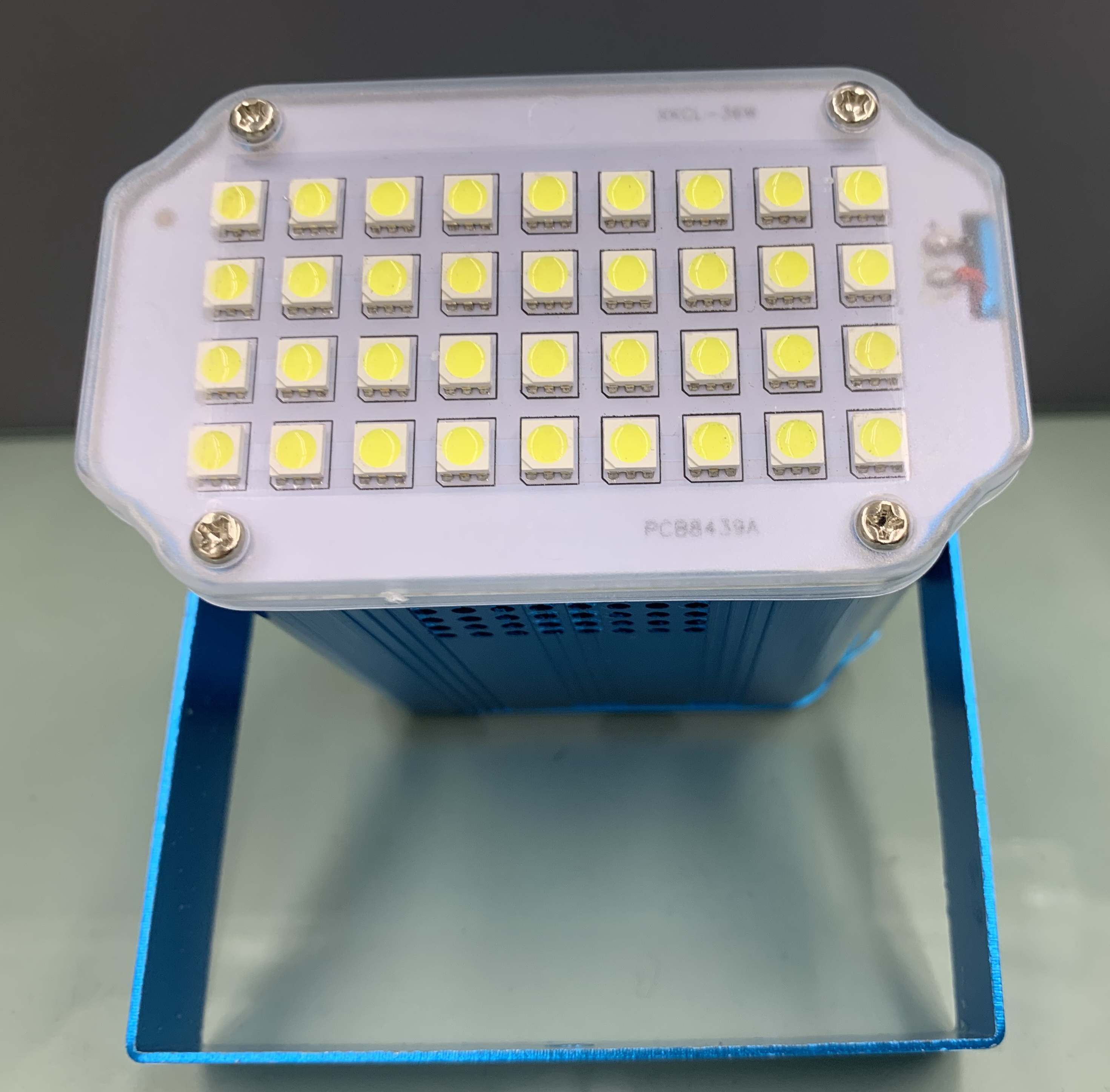 LED9W頻閃燈-白光-正面